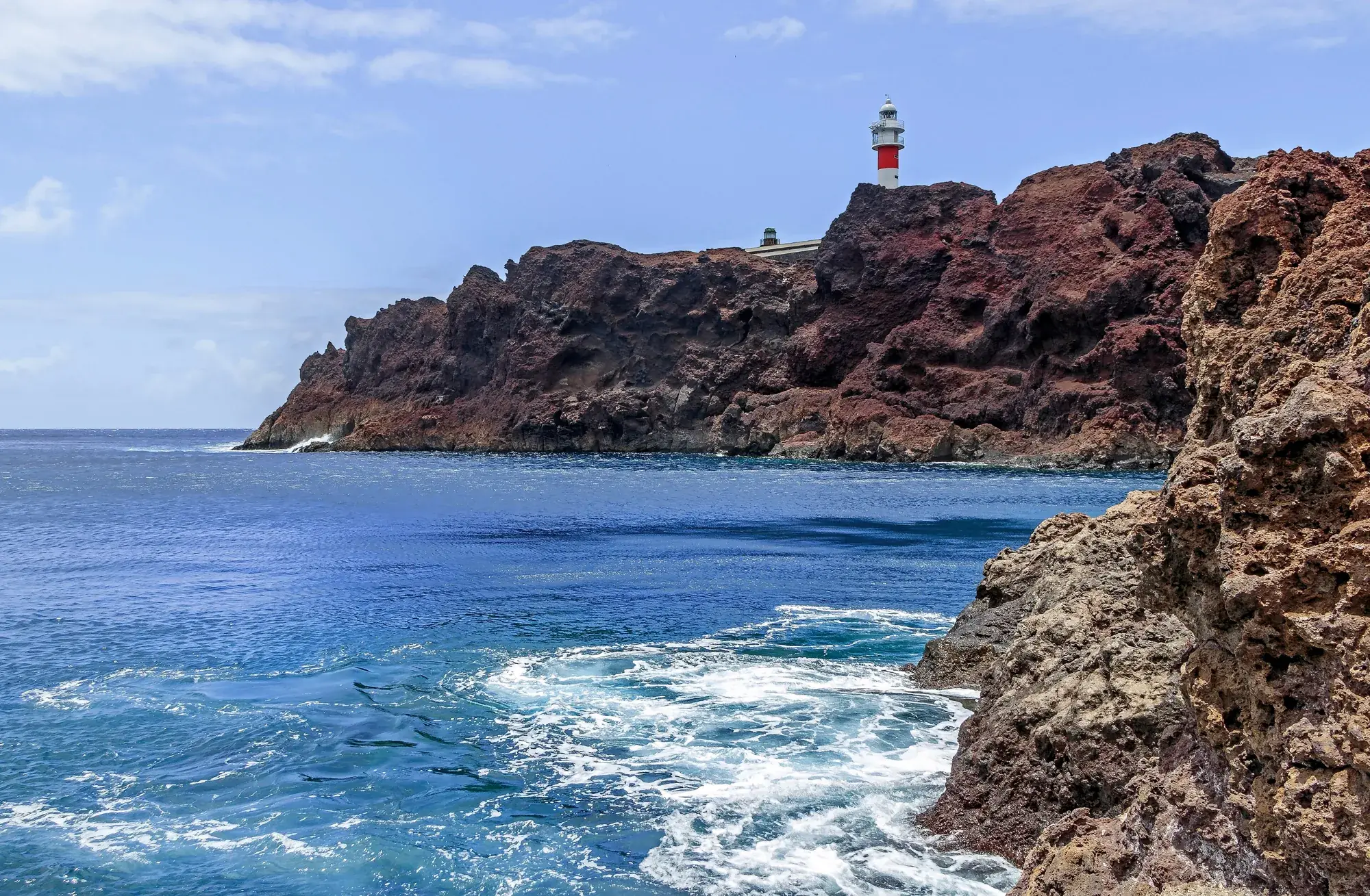 El faro de Punta de Teno sobre el Atlántico, en el oeste de Tenerife