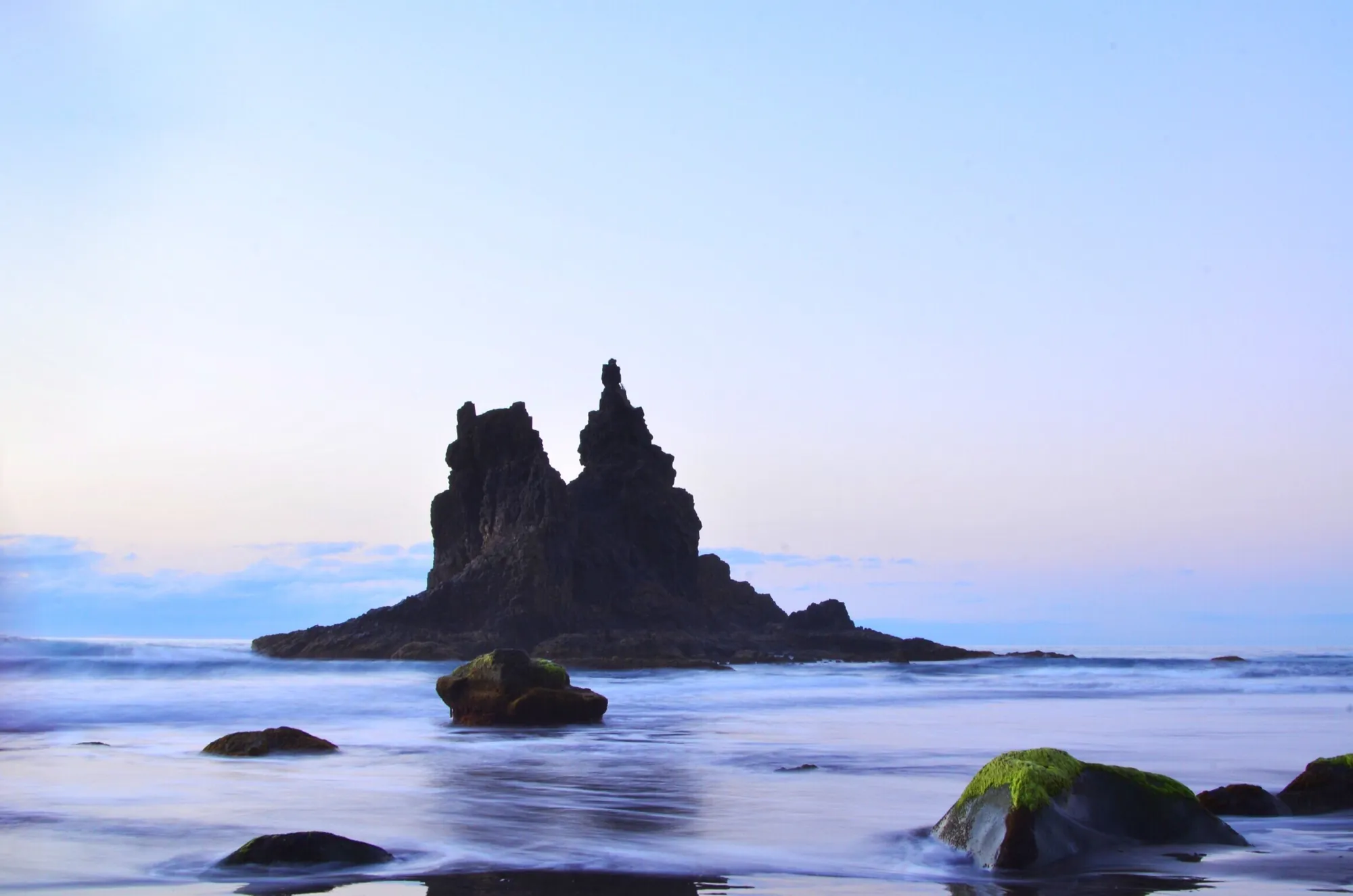 El roque de Benijo emergiendo del Atlántico, en el norte de Tenerife