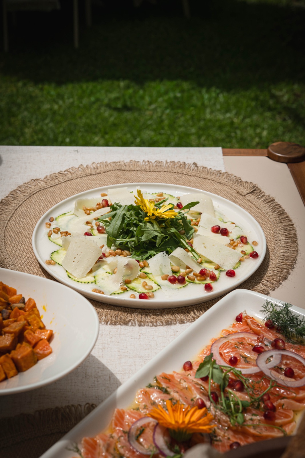 Carpaccio de calabacín con rúcula, piñones y granada, del menú de longevidad